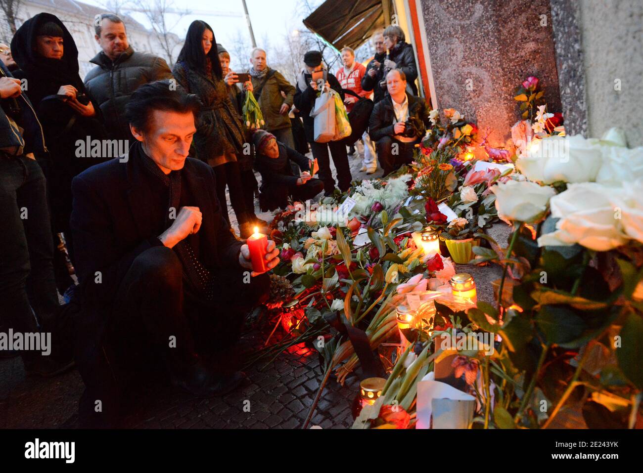 Berlin 11.01.2016. Bowies Berliner Domizil: In dem Altbau an der Hauptstrasse 155 wohnte der Künstler. Ca. 30 bis 50 Leute trauern. Grabkerzen. Gesäng Stock Photo