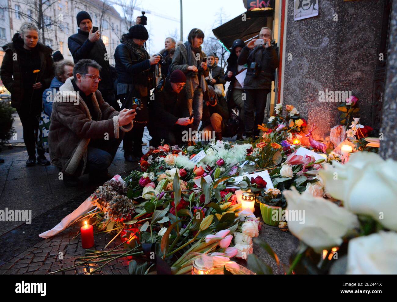 Berlin 11.01.2016. Bowies Berliner Domizil: In dem Altbau an der Hauptstrasse 155 wohnte der Künstler. Ca. 30 bis 50 Leute trauern. Grabkerzen. Gesäng Stock Photo