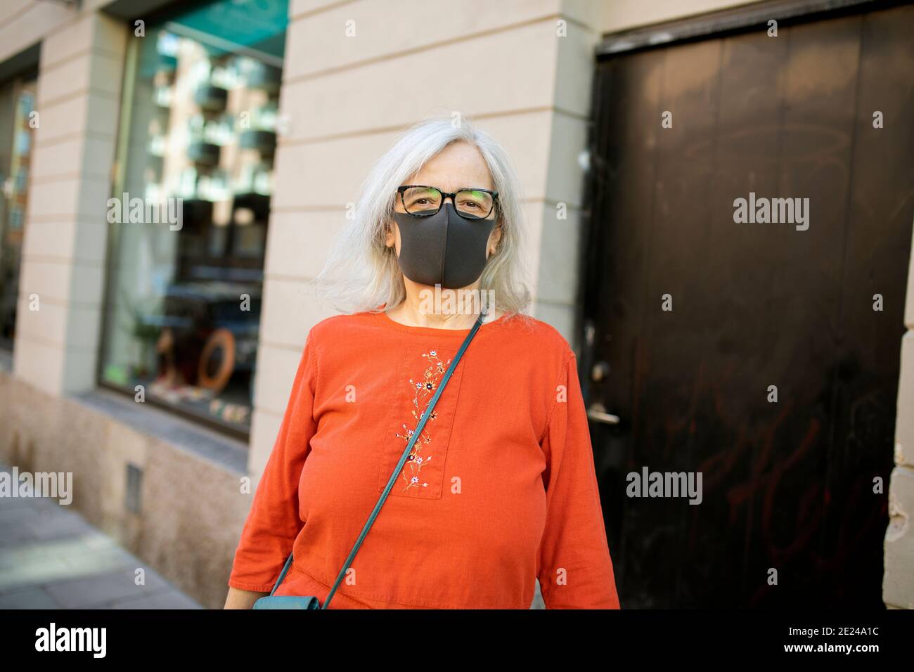Old woman wearing face mask hi-res stock photography and images - Alamy