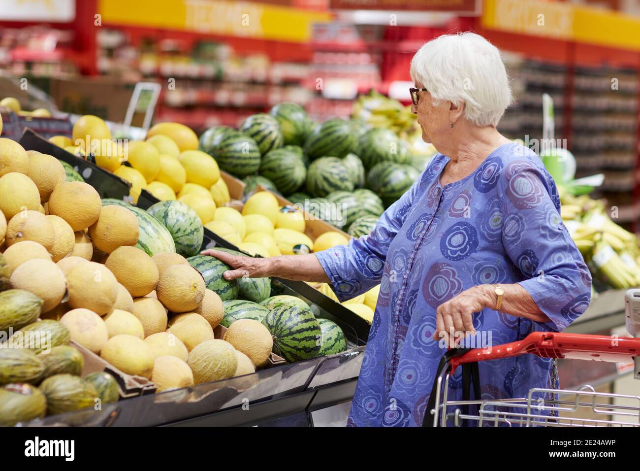 Old woman shopping trolley hi-res stock photography and images - Alamy