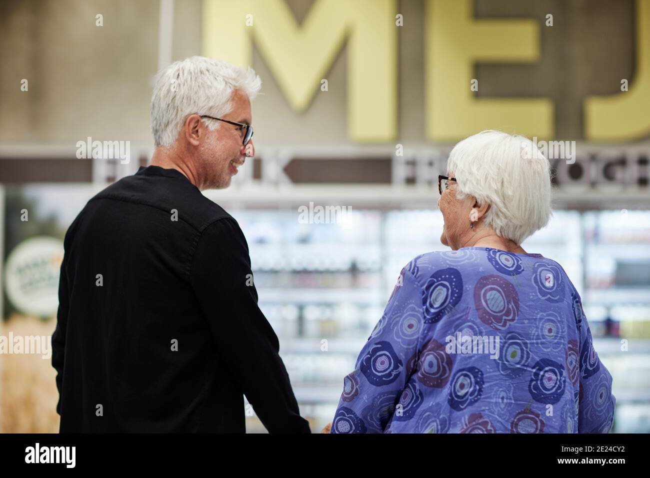 Senior couple in supermarket Stock Photo Alamy