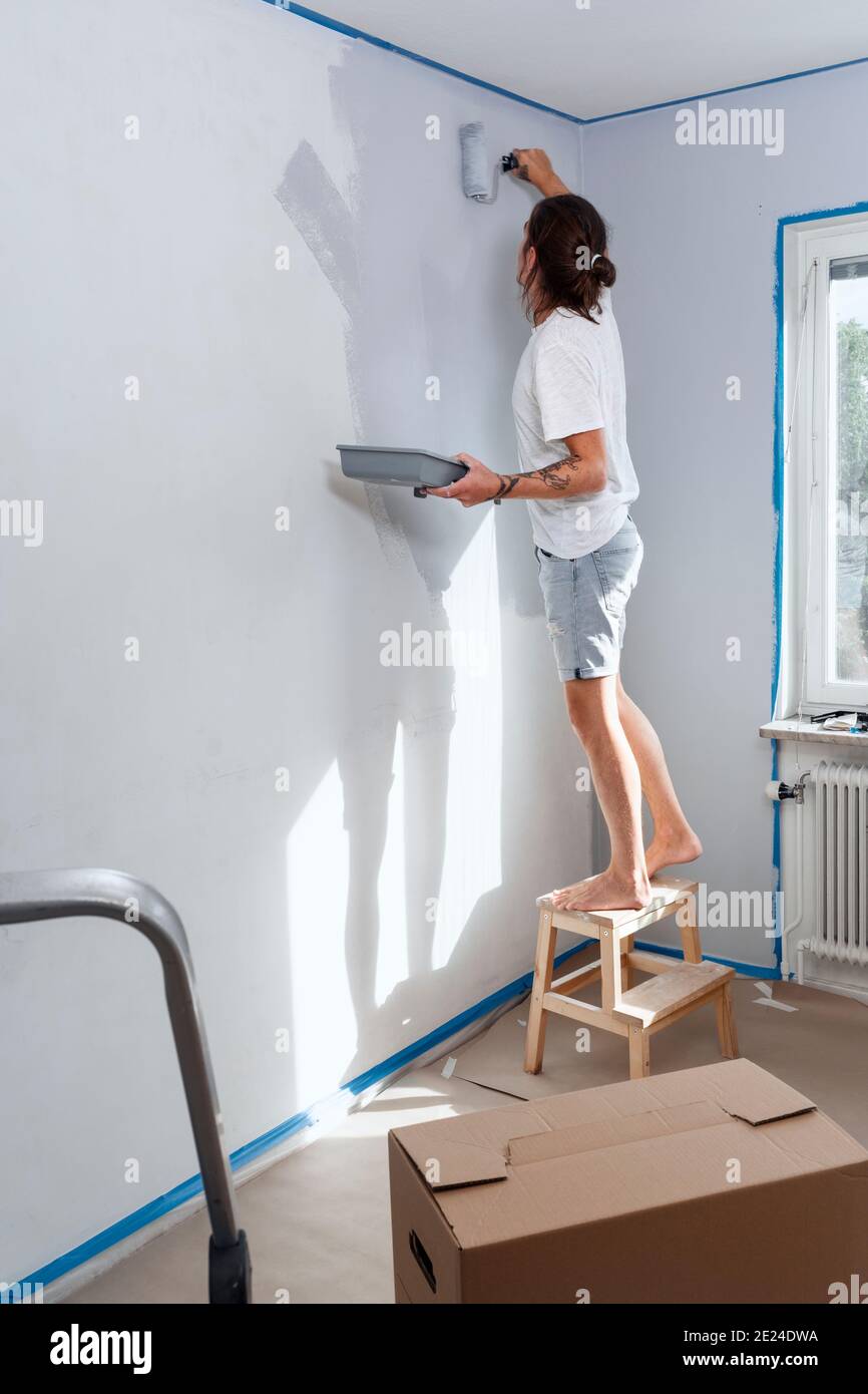 Barefoot painting hi-res stock photography and images - Alamy