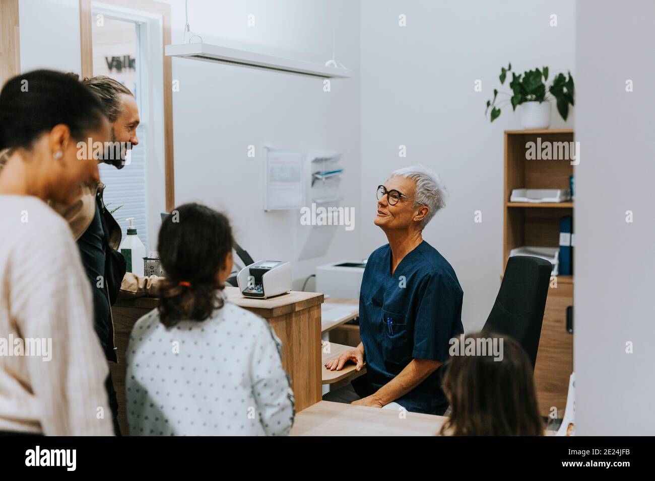 Family nurse talking hi-res stock photography and images - Alamy