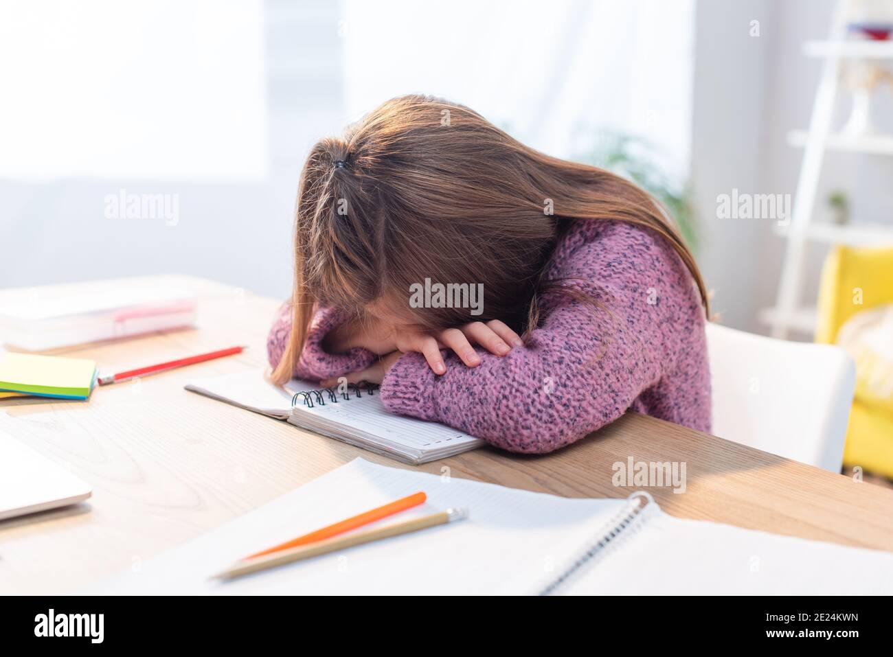 Girl leaning on desk hi-res stock photography and images - Alamy