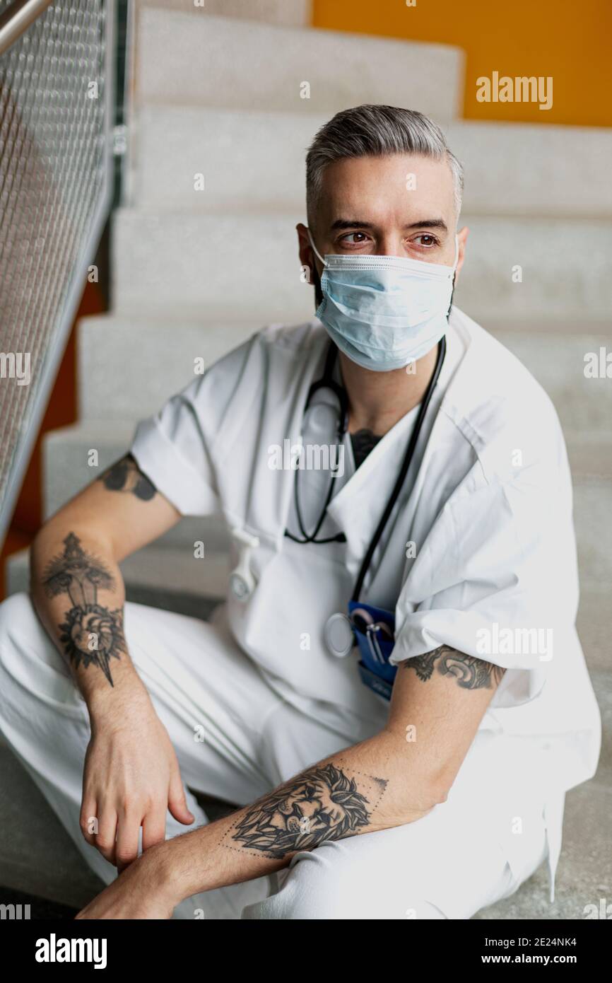 Doctor wearing face mask Stock Photo - Alamy
