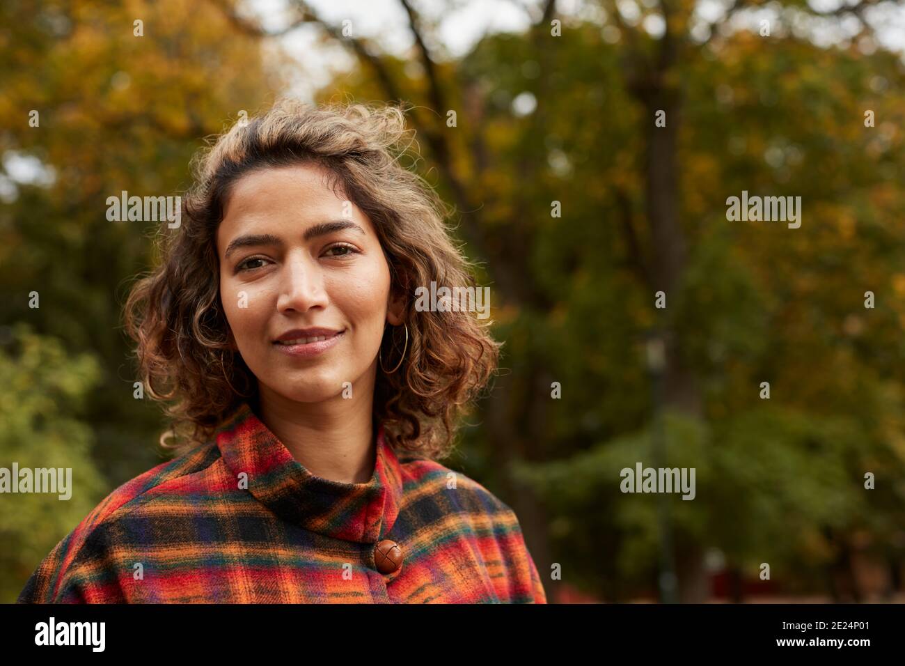 Woman head and shoulders portrait hi-res stock photography and images ...
