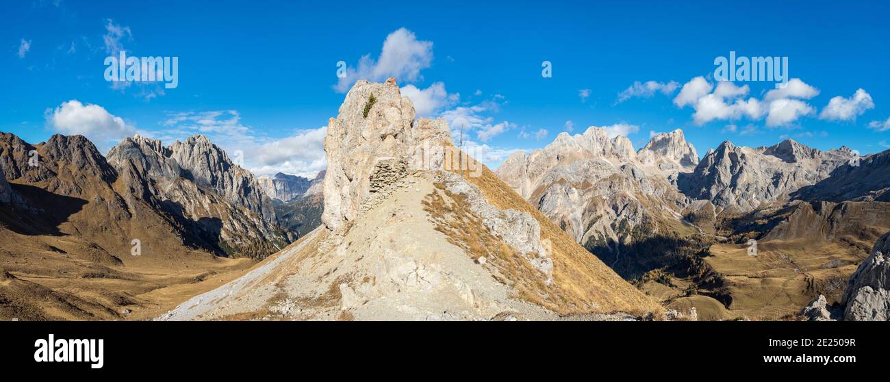 View from Pas de sen Nicolo towards north, left Colac and Sella, right Gran Vernel, Marmolata, Ombreta, Col Ombert.  Marmolada mountain range in the D Stock Photo