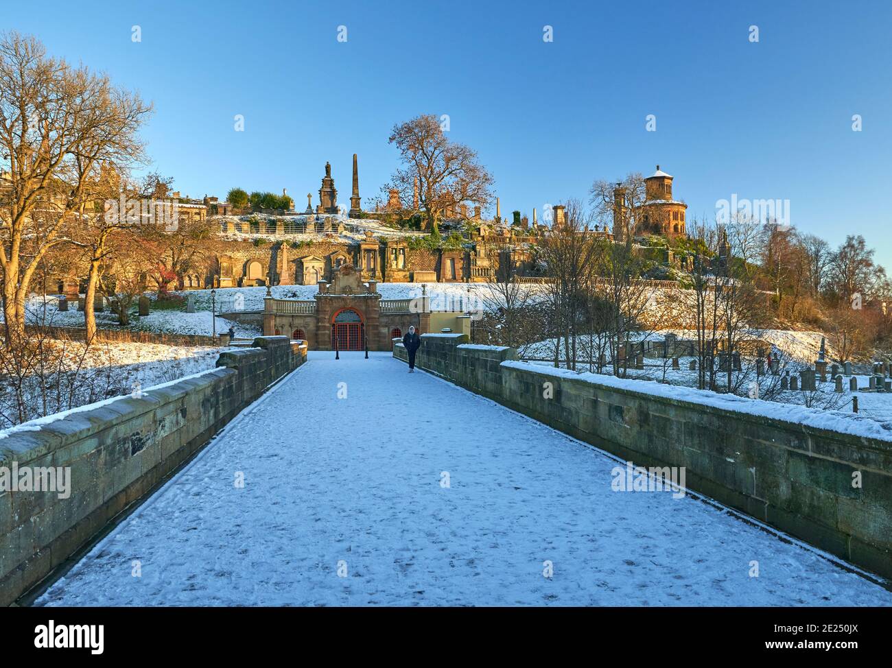 The bridge joining Glasgow Cathedral to The Necropolis on a beautiful snowy winters day.. Known as Glasgow's 'Bridge of Sighs'. Stock Photo