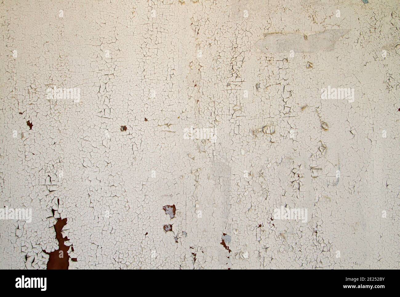 Old white wall with peeling paint, grunge texture or background Stock ...