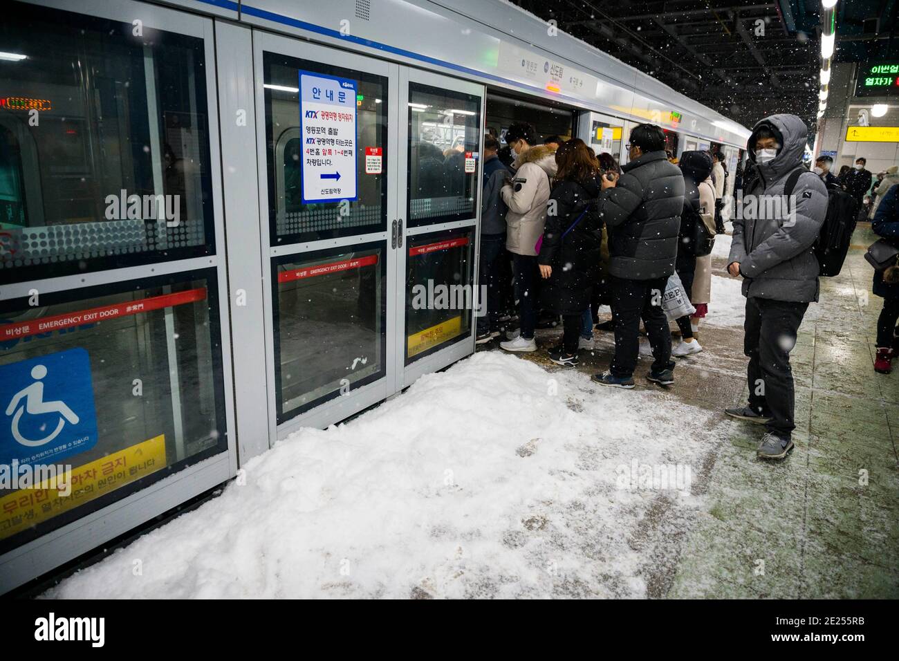 Seoul, Bucheon, South Korea. 12th Jan, 2021. Passengers pack a