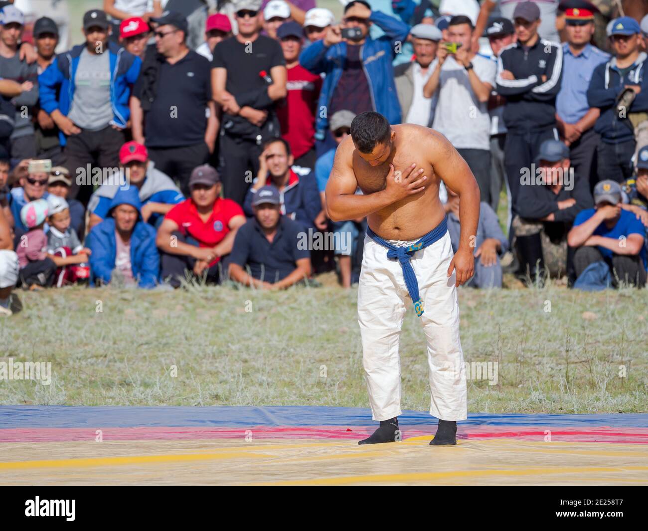 Greeting at the beginning of a fight. Kuresh, traditional Kyrgyz wrestling.   Folk and Sport festival on the Suusamyr plain commemorating Mr Koshomkul Stock Photo