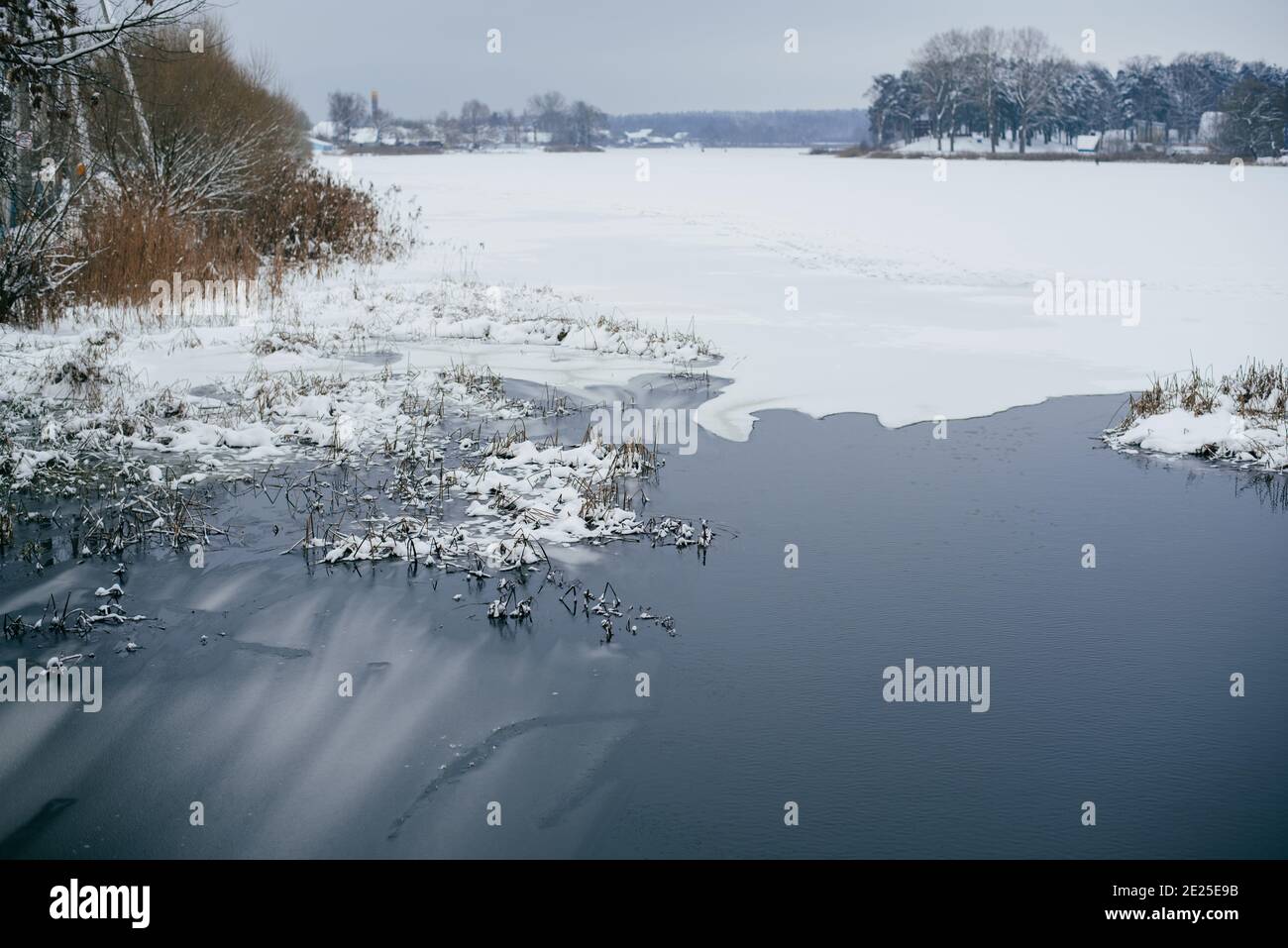 Tree landscape frozen river hi-res stock photography and images - Alamy