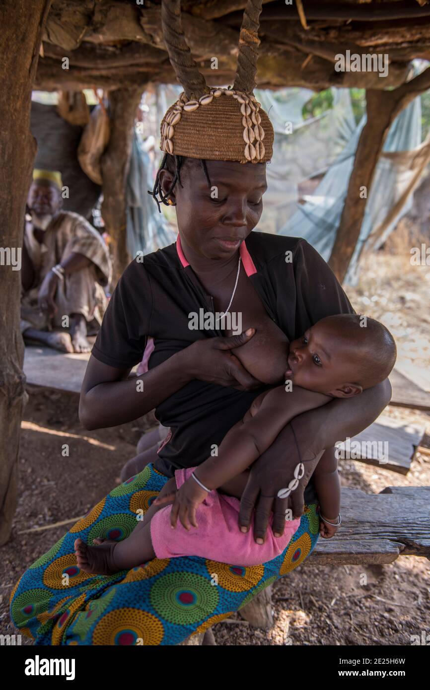 https://c8.alamy.com/comp/2E25H6W/batammariba-woman-breastfeeding-her-child-at-koutammakou-village-togo-2E25H6W.jpg