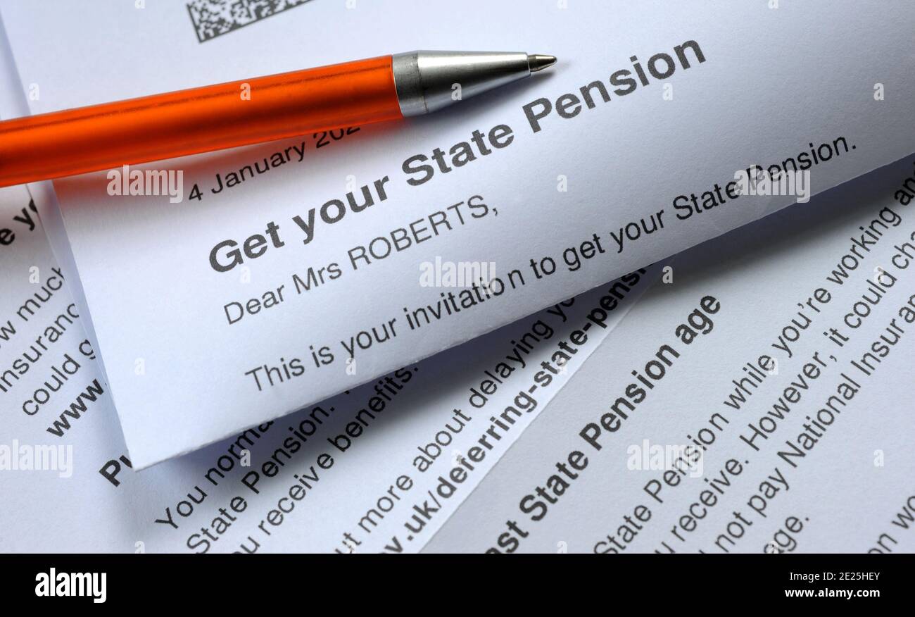 STATE PENSION LETTER WITH PEN RE PENSIONS OLD AGE RETIREMENT SAVINGS PENSIONERS ETC UK Stock Photo