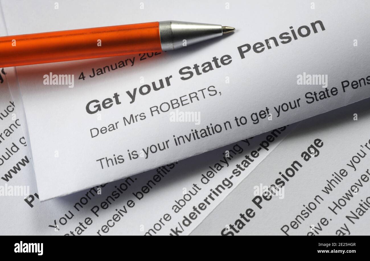 STATE PENSION LETTER WITH PEN RE PENSIONS OLD AGE RETIREMENT SAVINGS PENSIONERS ETC UK Stock Photo