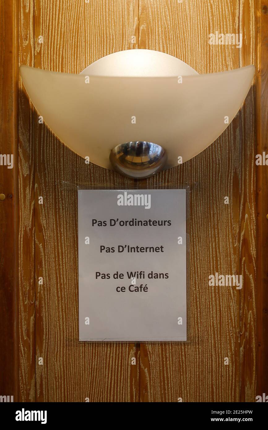 Sign in a bar in Paris, France : no computer, no internet, no wifi Stock Photo