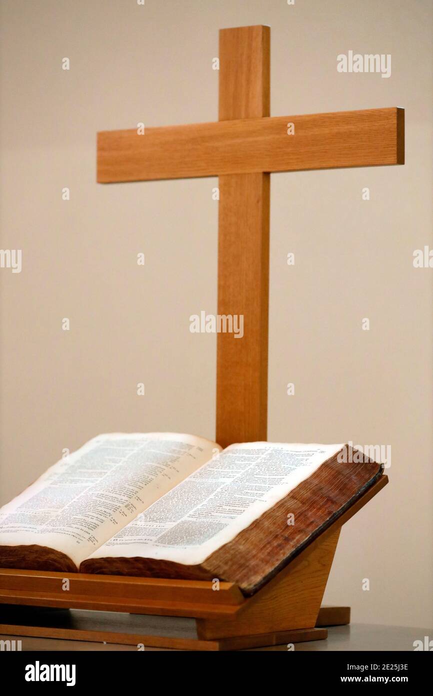 Protestant church. Open old bible and wooden cross Stock Photo Alamy