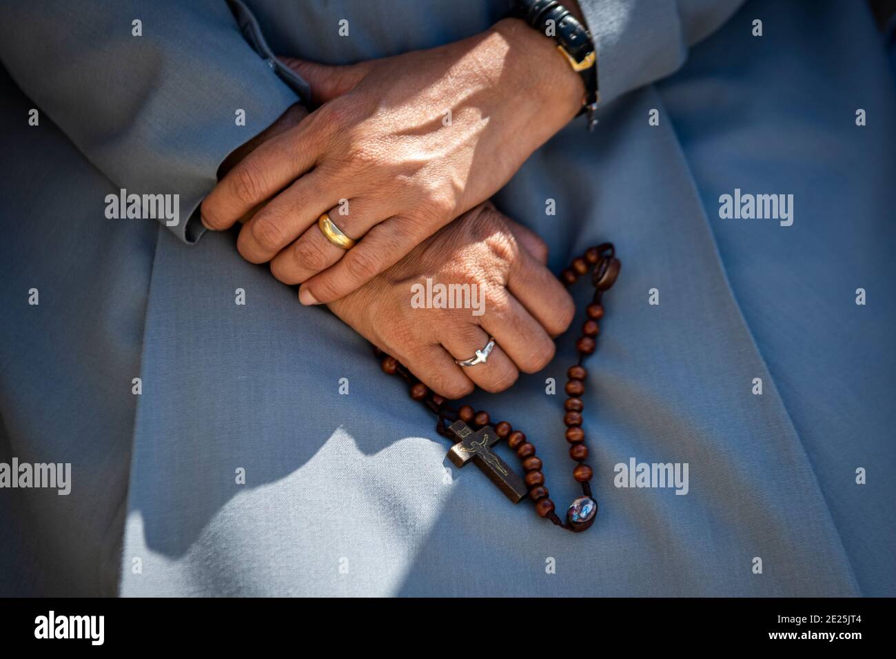 Nun praying the holy rosary during Pope Francis's holy Mass on the occasion of the Migrant and Refugee World Day, in St. Peter's Square, at the Vatica Stock Photo
