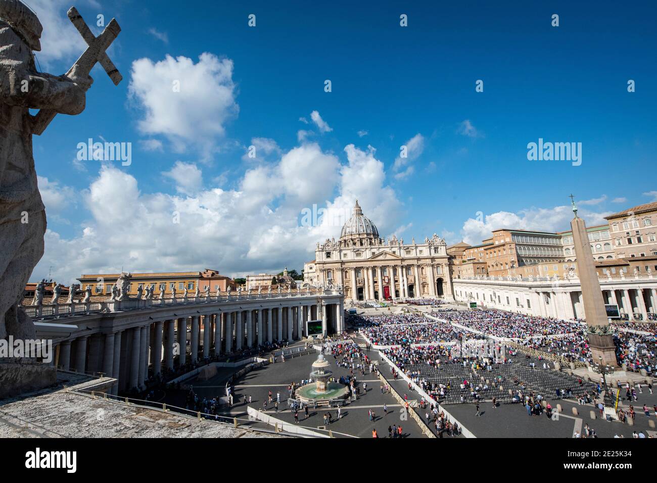 General view of Saint Peter's square during Pope Francis holy Mass on the occasion of the Migrant and Refugee World Day, in St. Peter's Square, at the Stock Photo