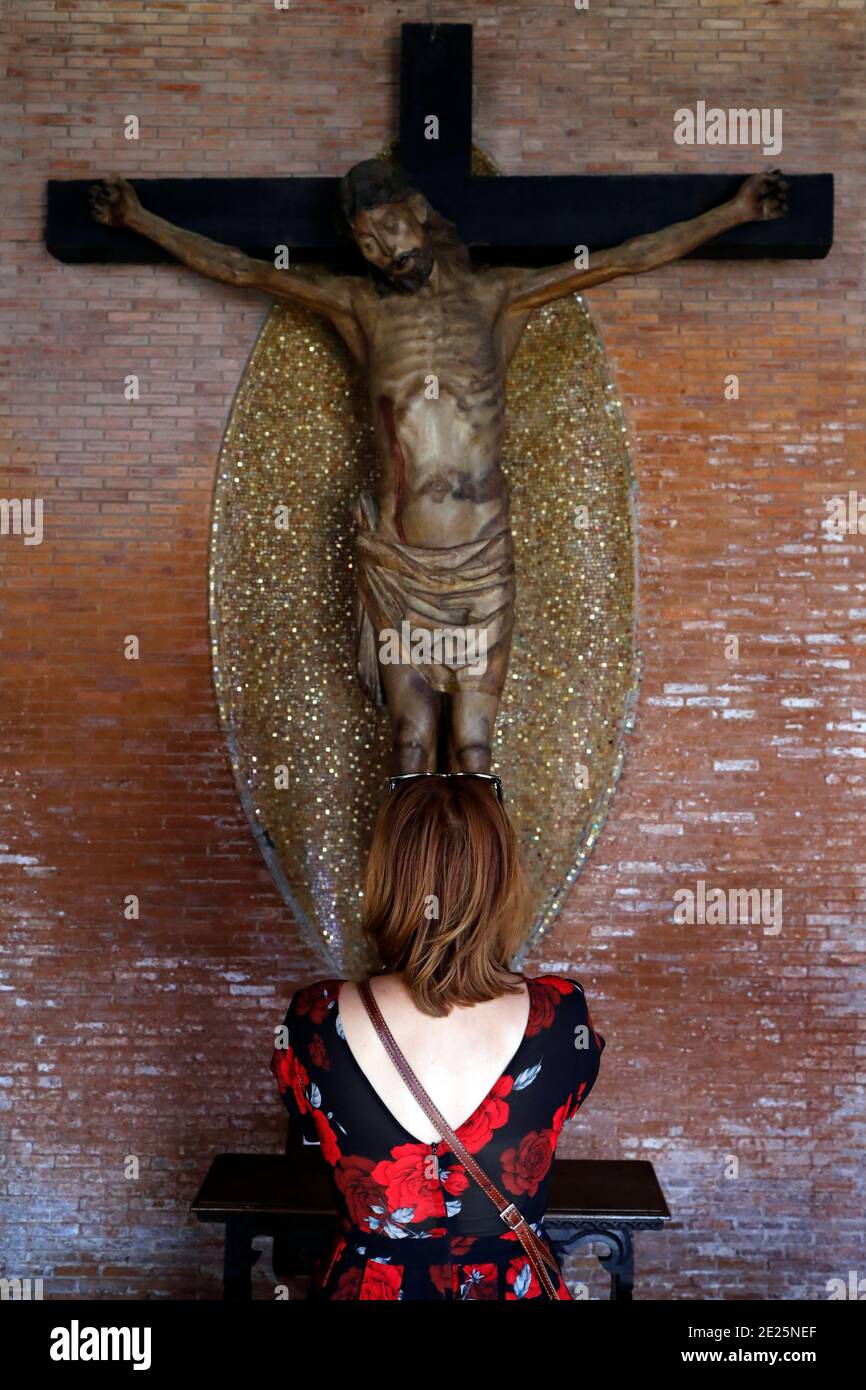 Woman praying Jesus on the cross Stock Photo - Alamy, image size:866x1390