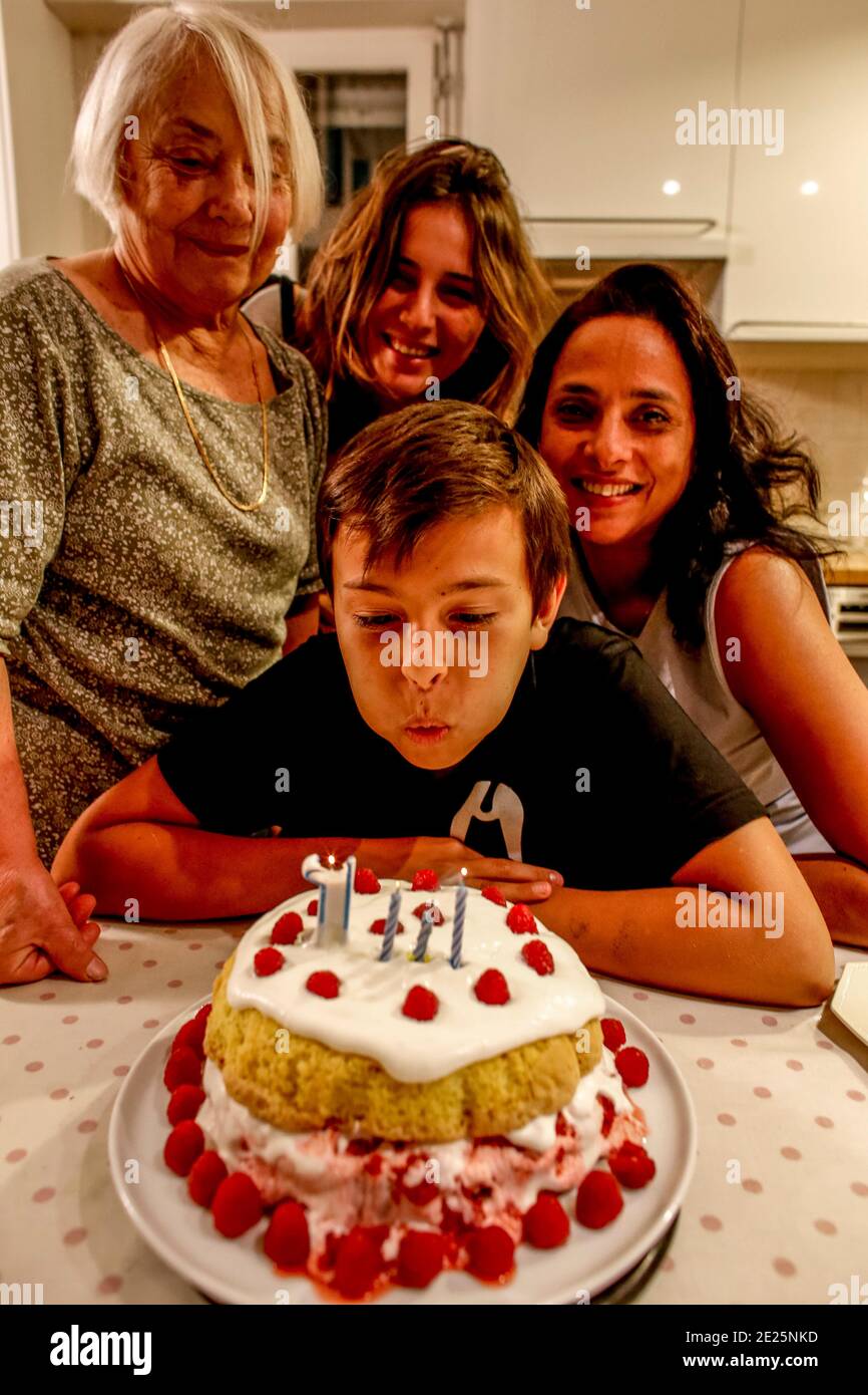 Gateau Anniversaire High Resolution Stock Photography And Images Alamy