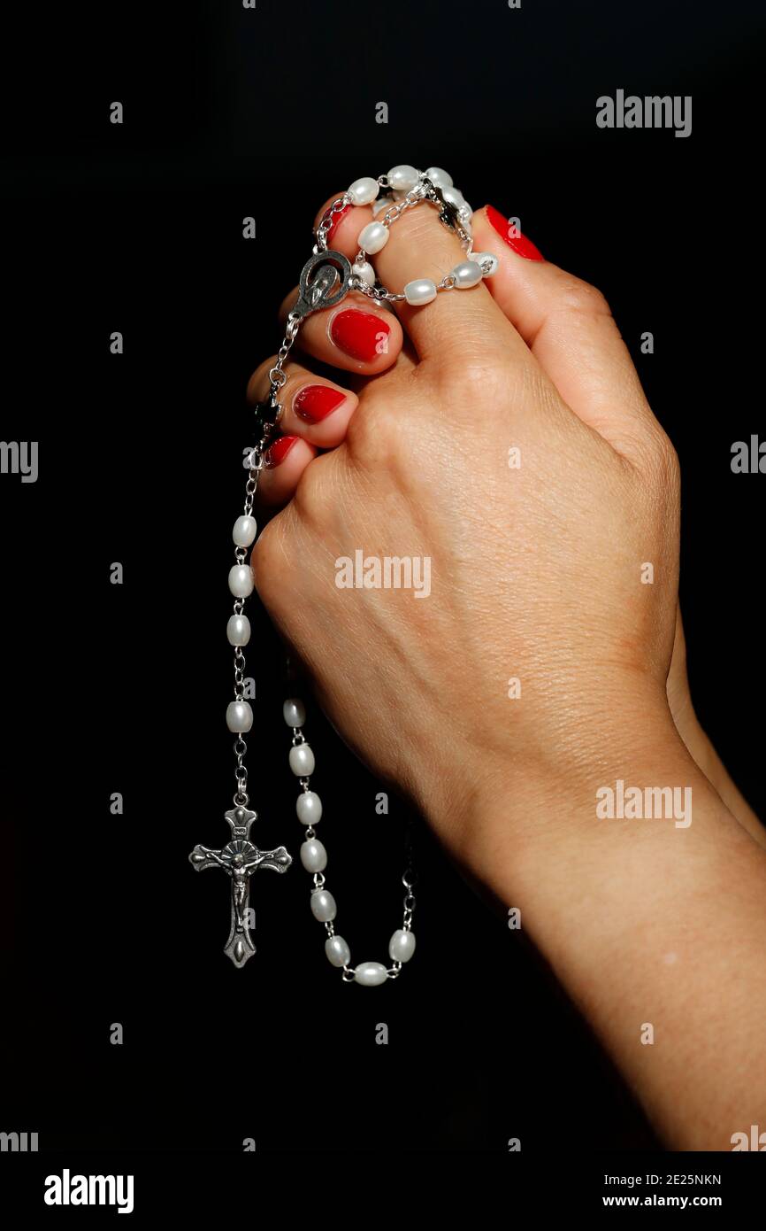 Woman hands praying rosary beads hi-res stock photography and images ...