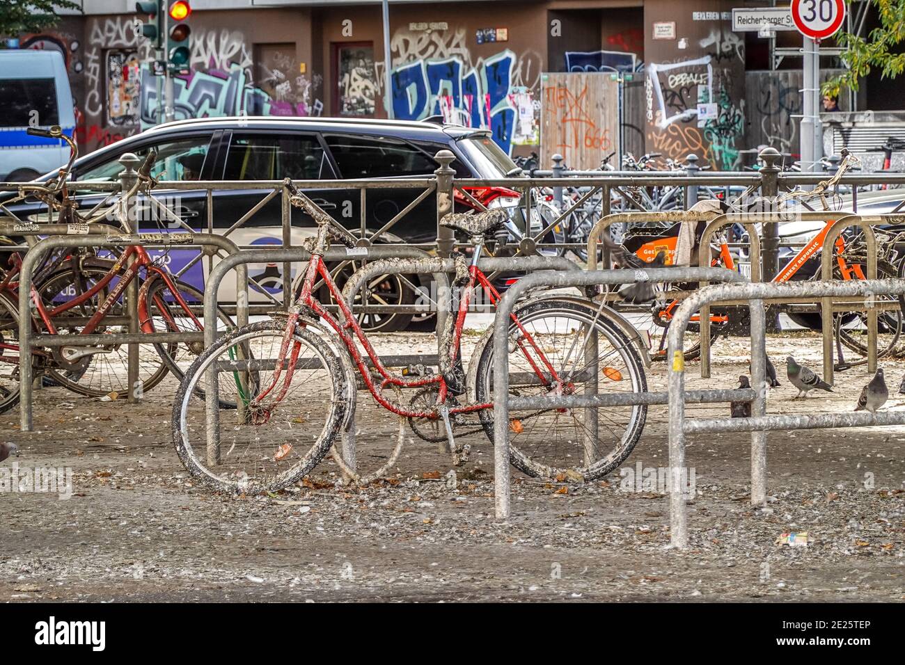 Taubenkot, Fahrrad, Kottbusser Tor, Kreuzberg, Berlin, Deutschland Stock Photo