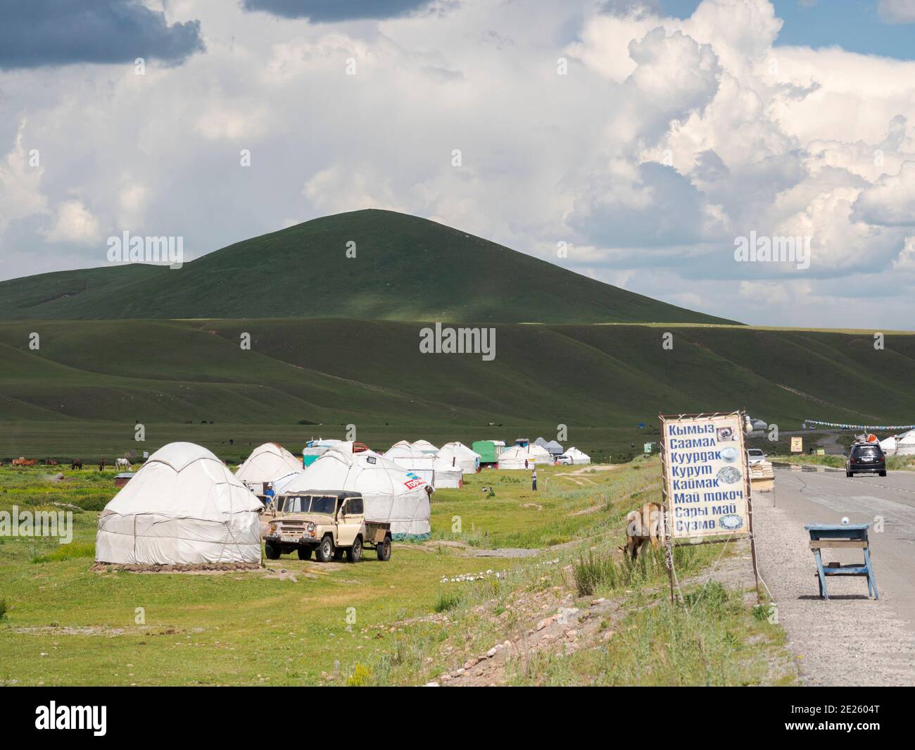 Jurts on summer pasture near Tien Shan Highway. The Suusamyr plain, a high valley in Tien Shan Mountains.  Asia, central Asia, Kyrgyzstan Stock Photo