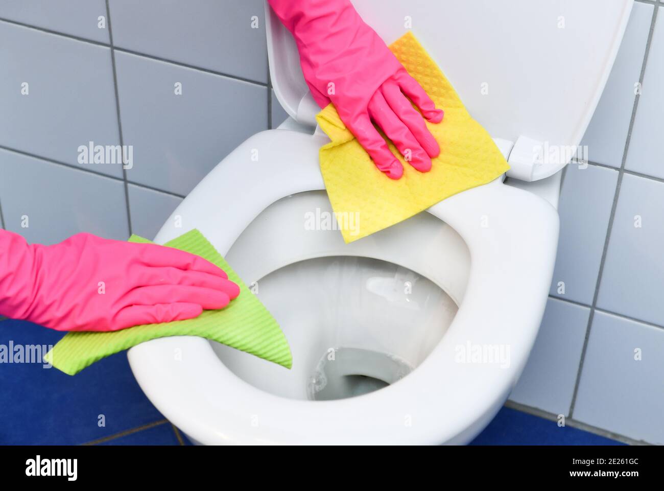 Reinigung, Badezimmer, Toilettensitz Stock Photo