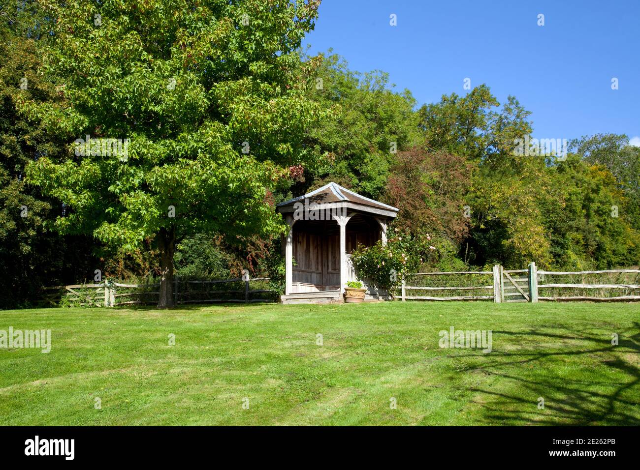 Summer house hi-res stock photography and images - Alamy
