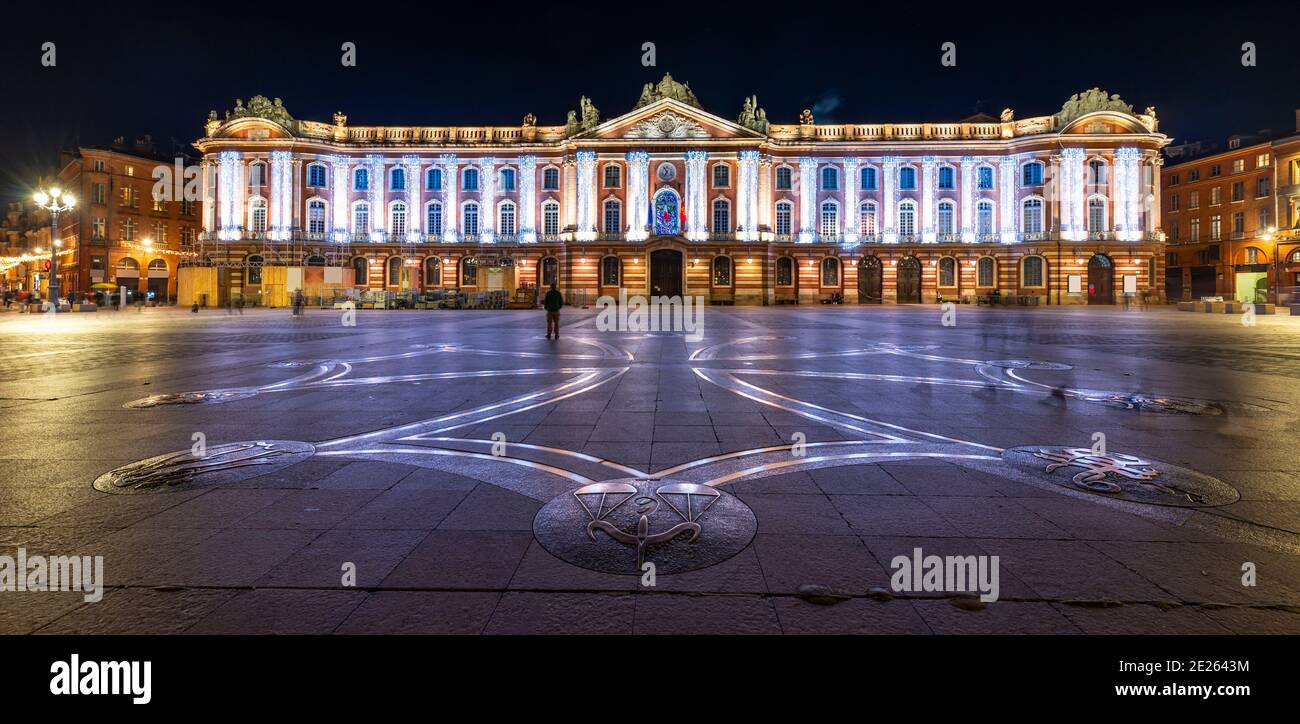 Illuminations Of The Capitole By Night And The Occitan Cross In Toulouse In Haute Garonne Occitanie France Stock Photo Alamy