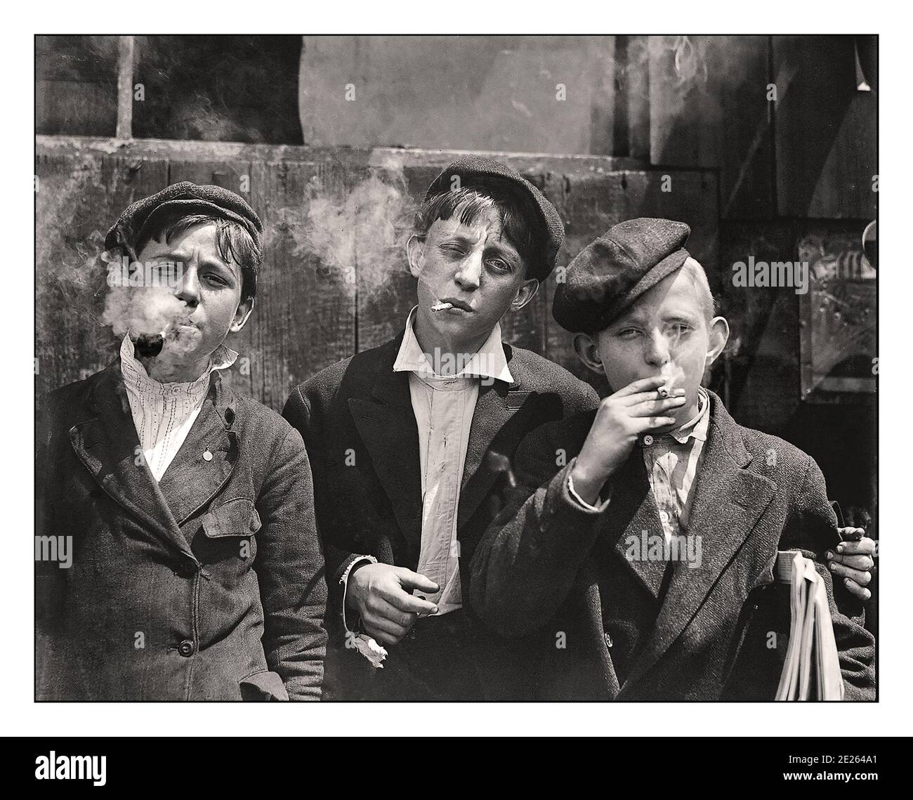 1900's archive young streetwise boys 10-14 years smoking cigarettes and a pipe, Franklin, St. Louis. USA 1907 Stock Photo