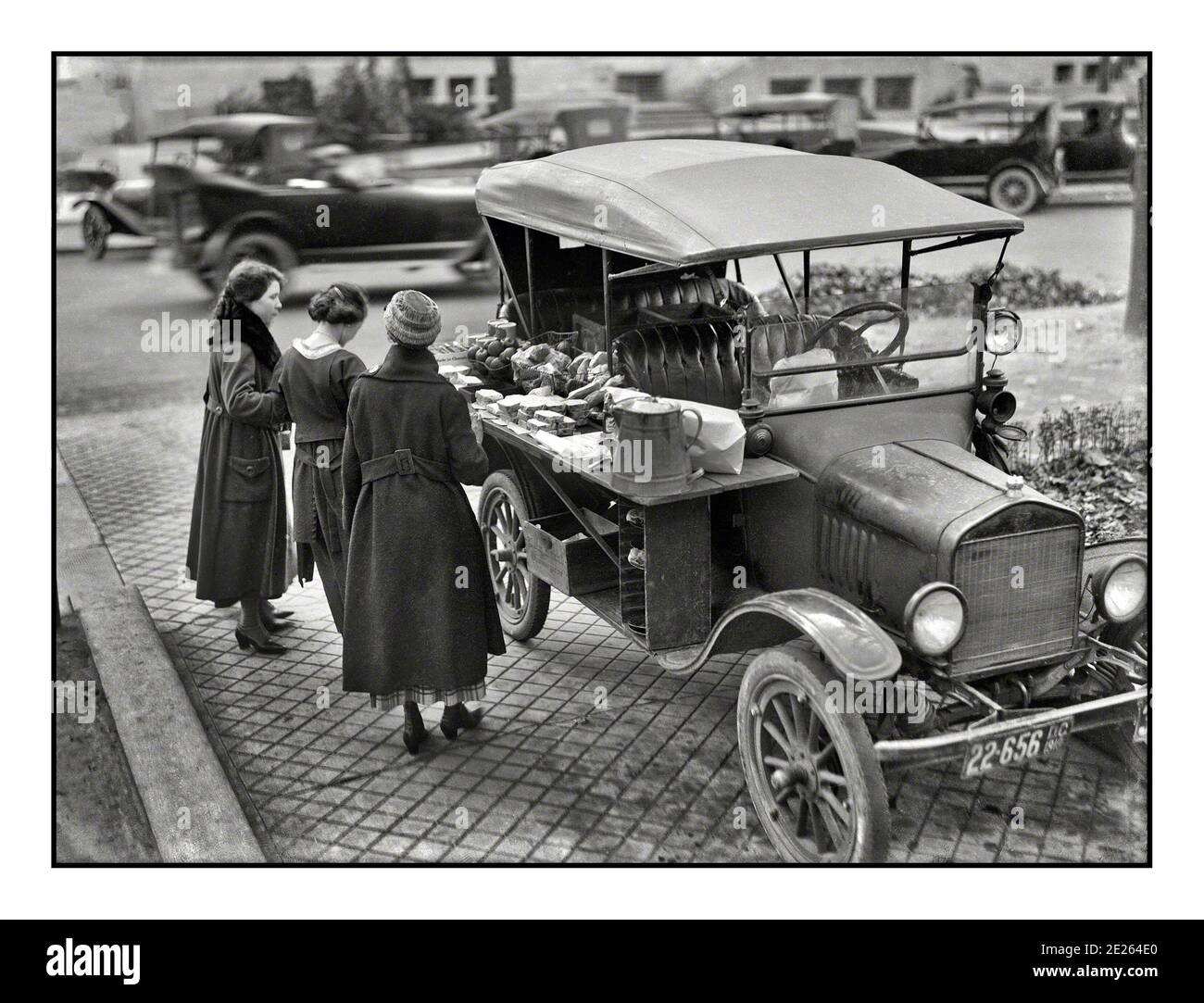 1919 Model T Ford used as a vendor fast food outlet by an enterprising entrepreneur Washington, D.C., in 1919. “Street lunch vendor.” A Ford Model T adapted to a mobile fast food sandwich-vending machine. 1900's USA Stock Photo