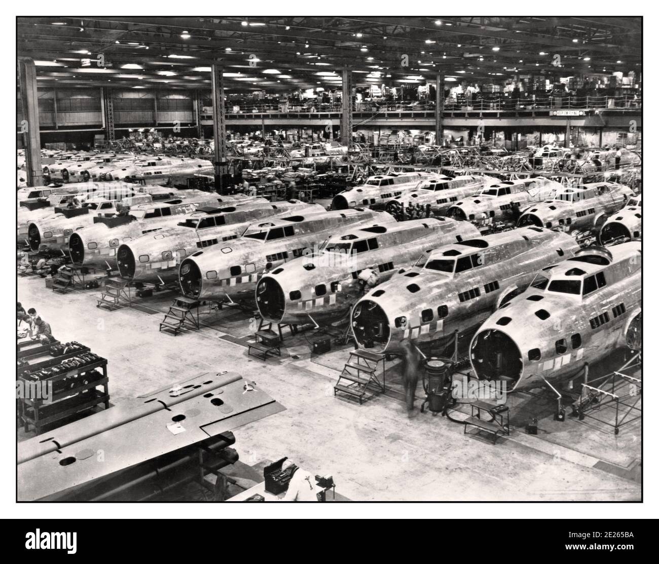 BOEING B -17 WW2 ASSEMBLY FACTORY 1943 WW2 World War II Propaganda image of numerous Bomber Plane Manufacture Boeing B-17E Flying Fortresses under construction at the Boeing plant in Seattle in 1943. Stock Photo