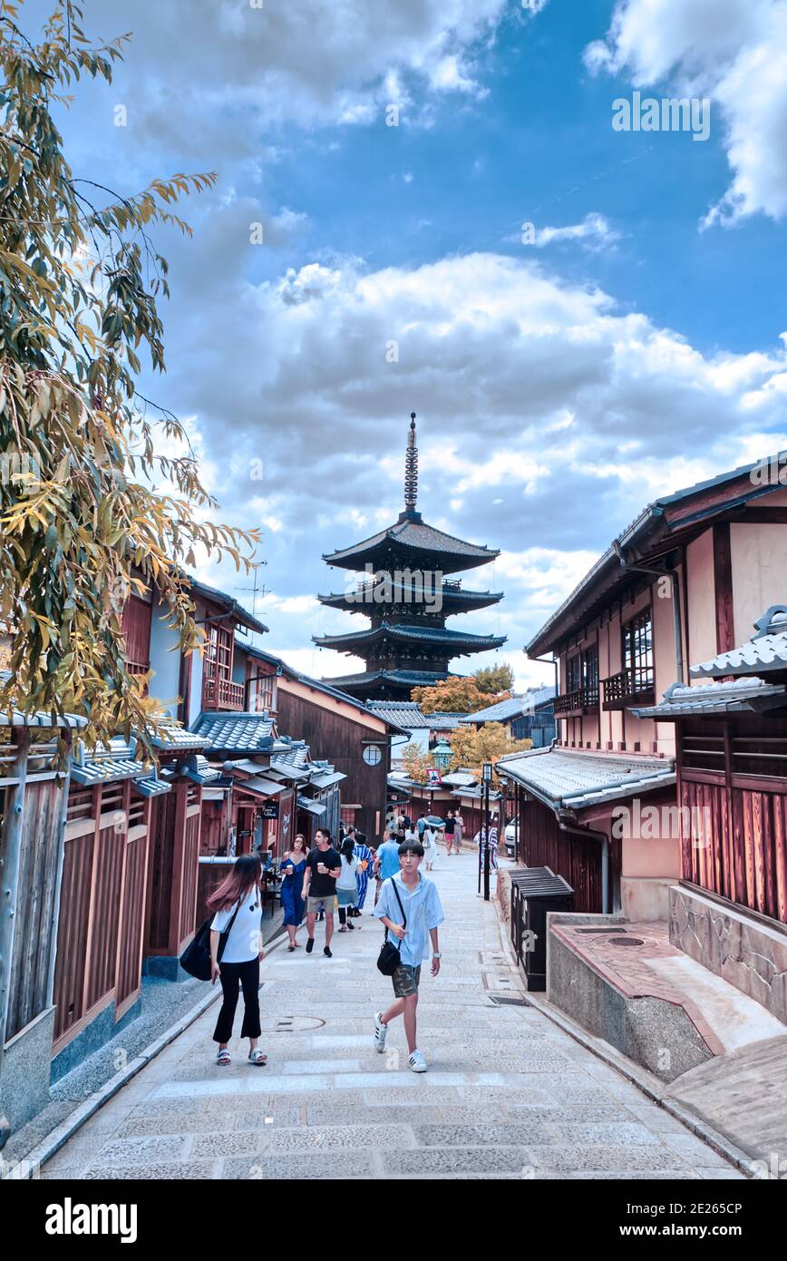 2018 08, Kyoto, Japan. Tourists in the typical cobbled streets of Kyoto in the Higashiyama district in the middle of traditional wooden houses with th Stock Photo