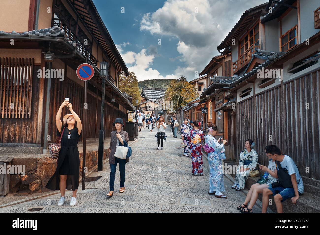 2018 08, Kyoto, Japan. Tourists in the typical cobbled streets of Kyoto in the Higashiyama district. Gion district, tourists sightseeing alley with Ya Stock Photo