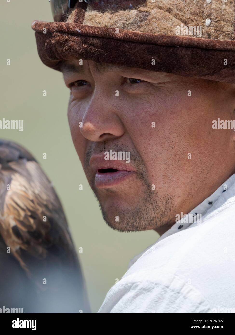 Falconer. Folk Festival commemorating the origin myth the Tien Shan Maral (Tian Shan wapiti), an origin myth of the Kyrgyz tribes. Near Tasch Baschat, Stock Photo
