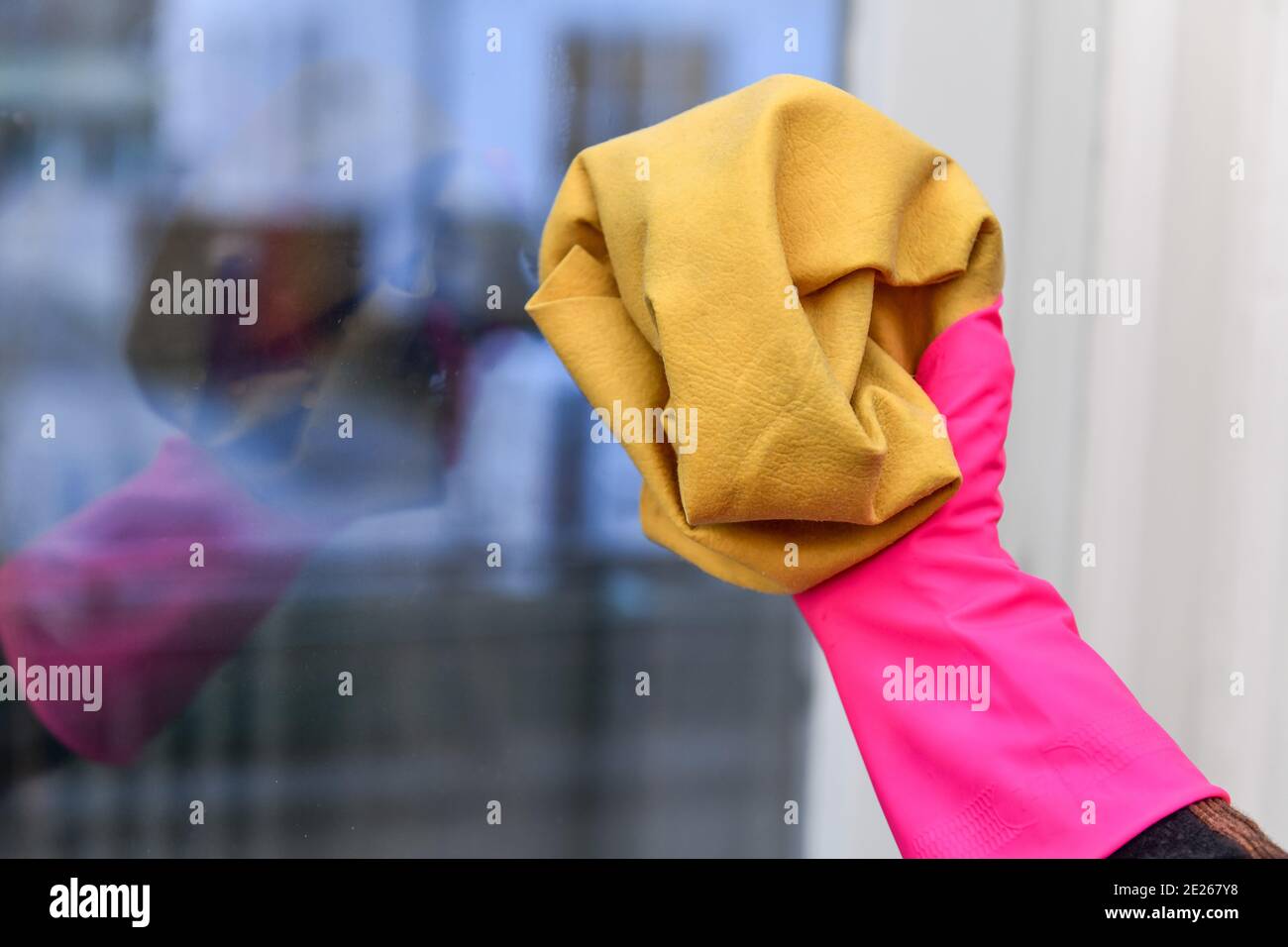 Fensterreinigung, Ledertuch Stock Photo