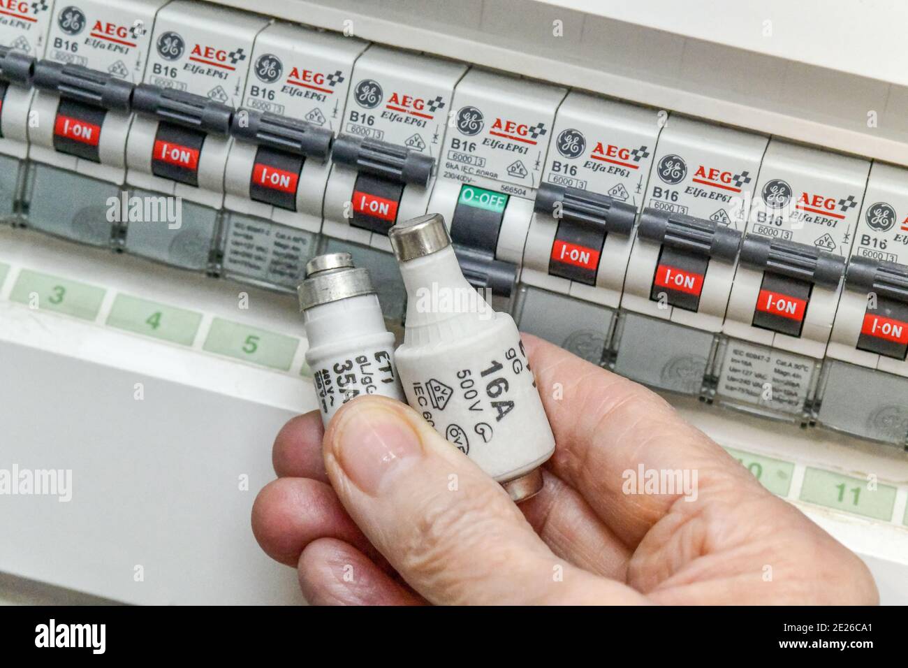 Sicherungskasten, Leitungsschutzschalter, Sicherungen Stock Photo - Alamy