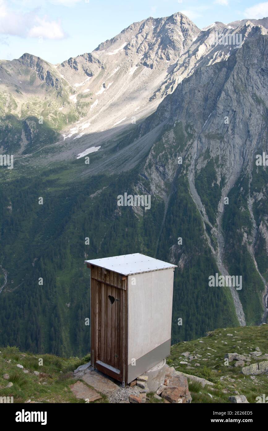 Die einsame Toilette des Lagginbiwaks in den Walliser Alpen Stock Photo