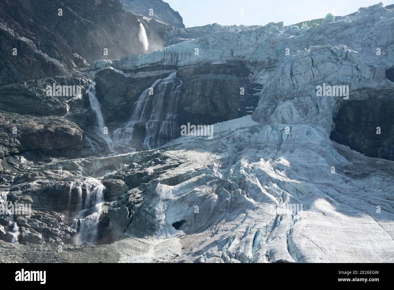 Die riesige Eiswand des Turtmanngletschers mit ihren Wasserfällen im Schweizer Wallis Stock Photo