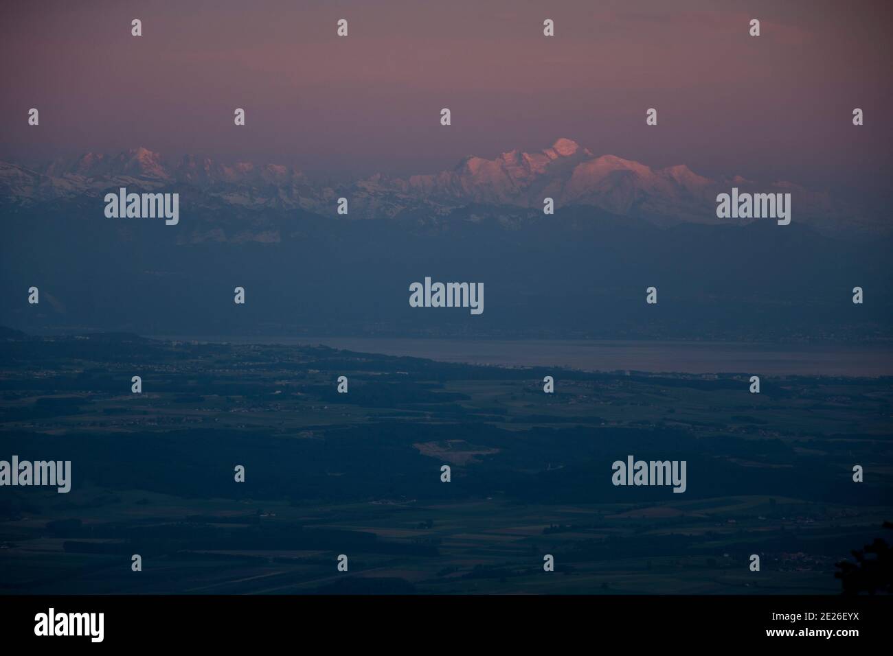 Blick von den Aiguilles de Baulmes über das Mittelland zum Alpenbogen und dem mächtigen Mont Blanc im Abendrot Stock Photo