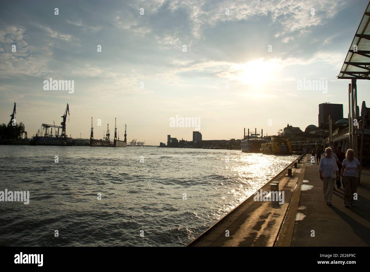 Touristen schlendern im Hamburger Hafen über die Landungsbrücken Stock Photo