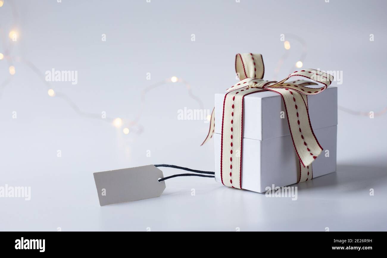 3d gift box red white christmas ribbon hi-res stock photography and ...