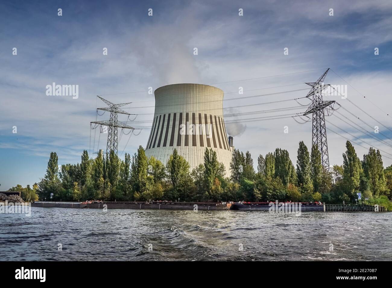Kühlturm, Spree, Kraftwerk Reuter West, Siemensstadt, Spandau, Berlin, Deutschland Stock Photo