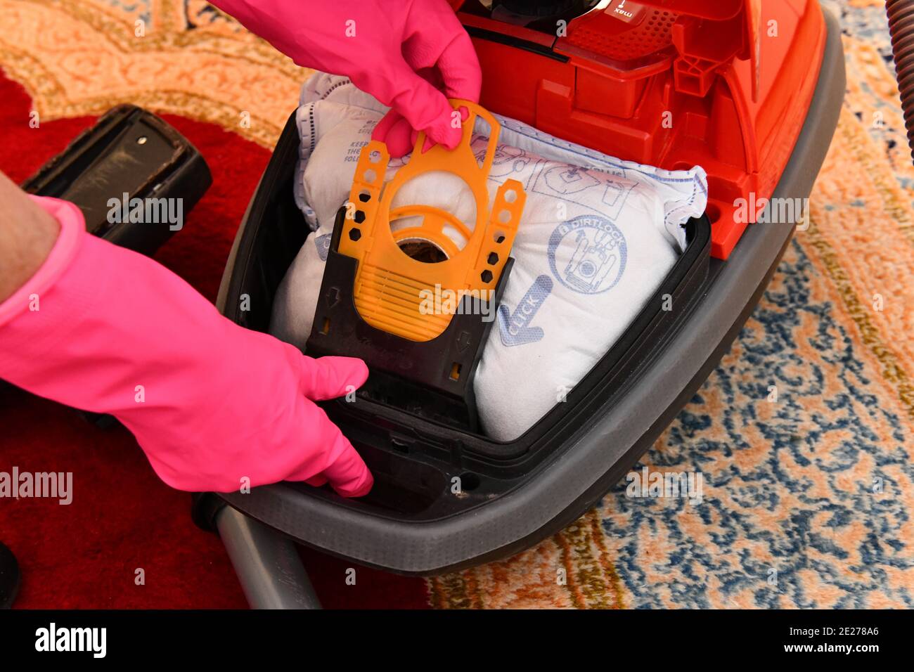 Staubsauger, Austausch Staubsaugerbeutel Stock Photo