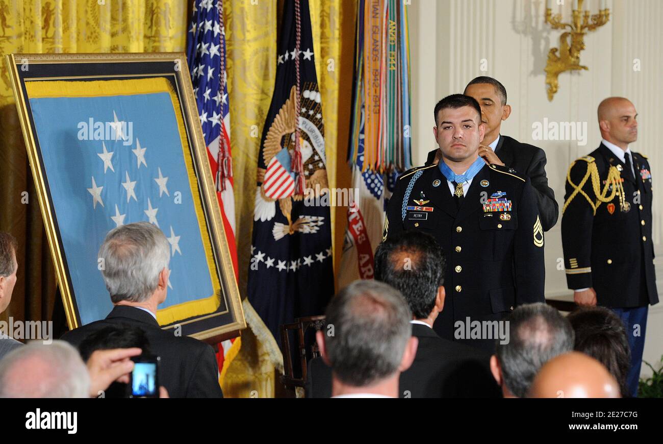 President Obama shakes the prosthetic hand of U.S. Army Sgt. First Class  Leroy Arthur Petry - Medal of Honor Winner : r/pics