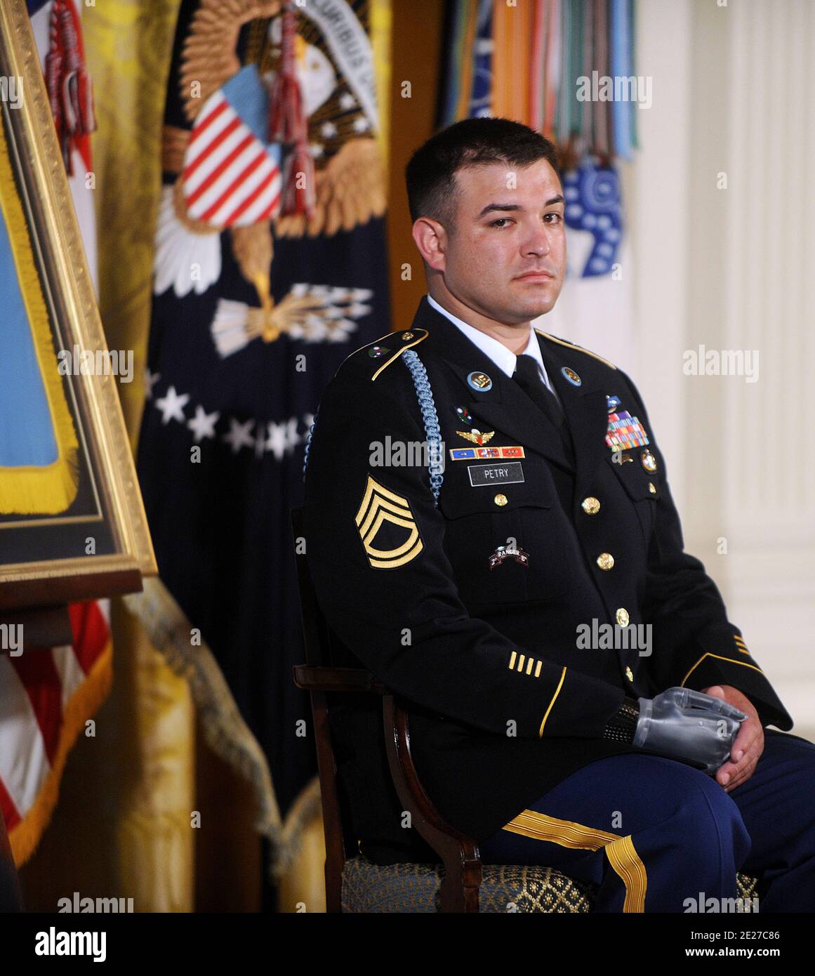 President Obama shakes the prosthetic hand of U.S. Army Sgt. First Class  Leroy Arthur Petry - Medal of Honor Winner : r/pics