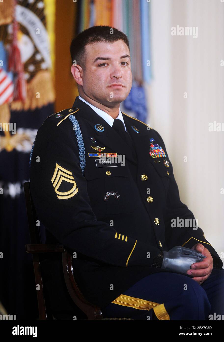 President Obama shakes the prosthetic hand of U.S. Army Sgt. First Class  Leroy Arthur Petry - Medal of Honor Winner : r/pics