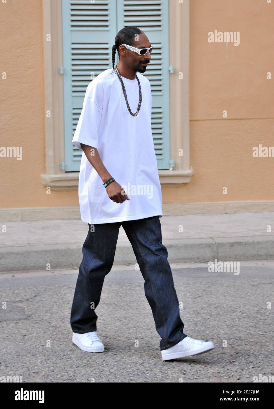 American rapper Snoop Dogg and VIP Room host Jean Roch are filming a video  clip in front of the former Gendarmerie Nationale building in Saint-Tropez,  southern France on August 3, 2011. Photo